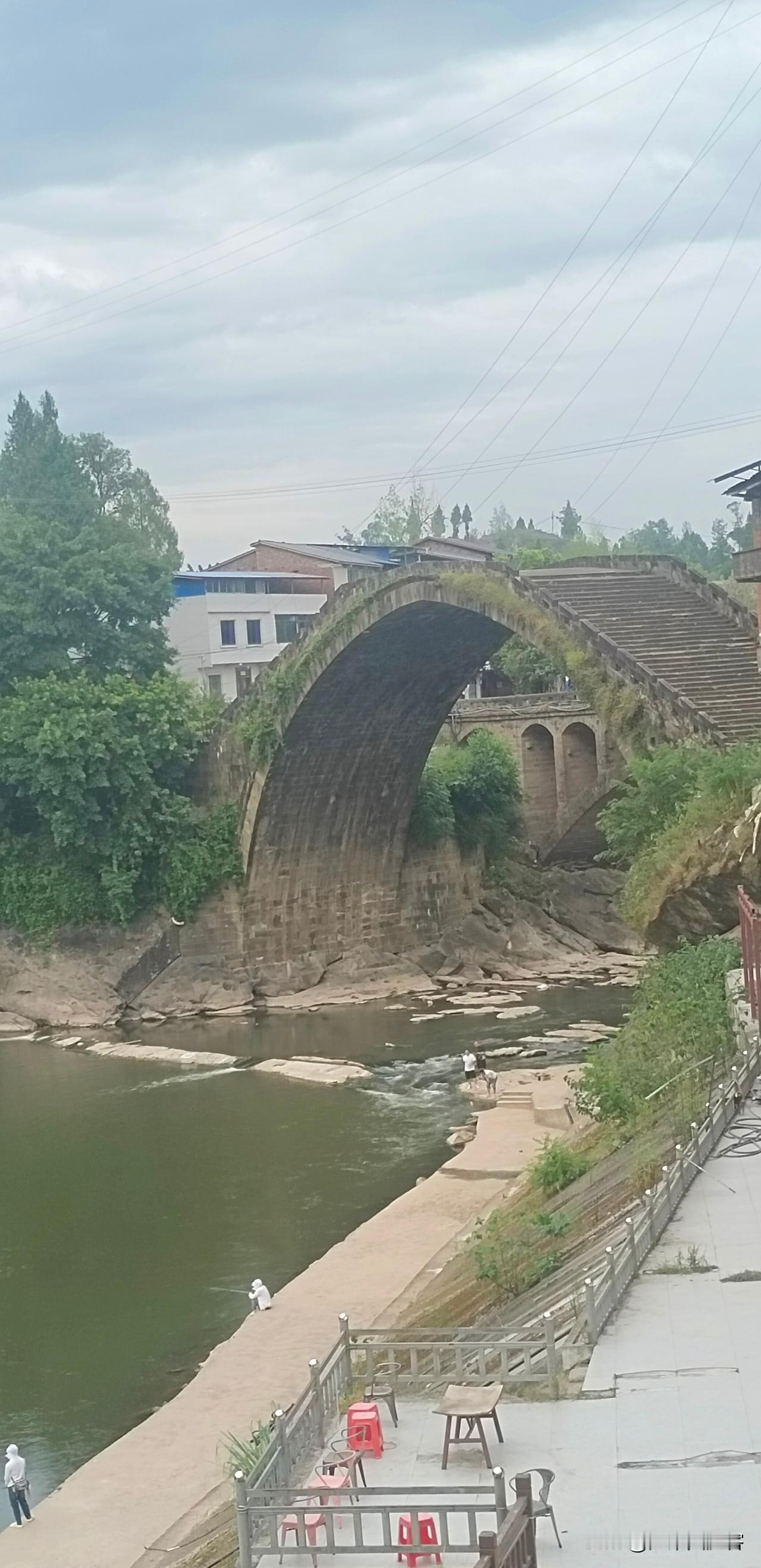 岁月匆匆，春去秋来，一代又一代人从它的石阶上走过。当年建桥的工匠早已远去，可一块