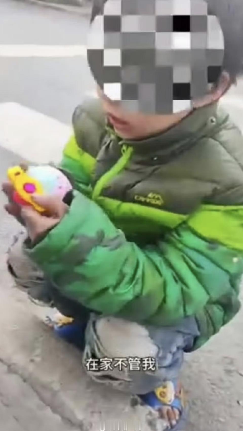 看着这孩子好心疼，能领养吗
11日，有博主称，在陕西西安偶遇一小女孩，“大冬天穿