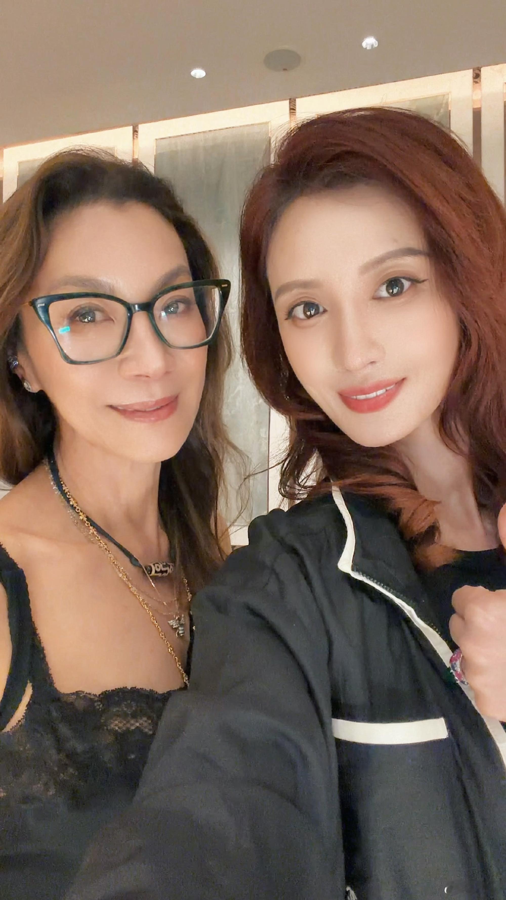 杨紫琼张萌合照张萌带女儿看杨紫琼新片张萌大赞杨紫琼新片张萌看完杨紫琼新片直接发文