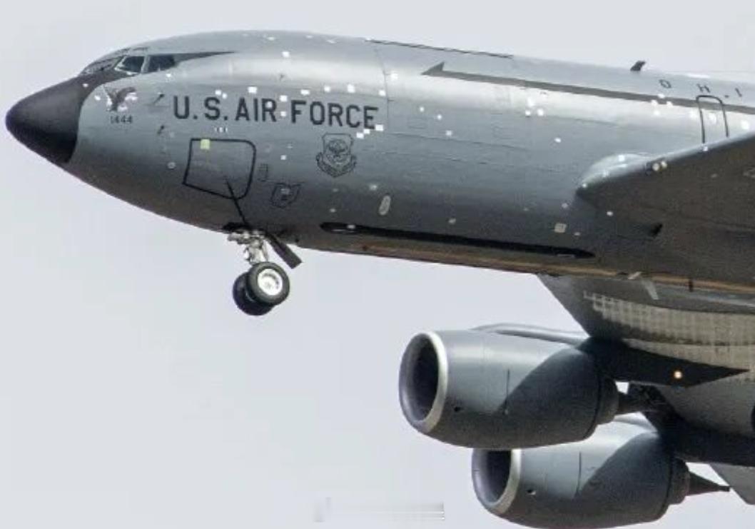 一架美国空中加油机降落在英国空军基地，我没受伤，老子天生就是麻子~看这弹着点分布