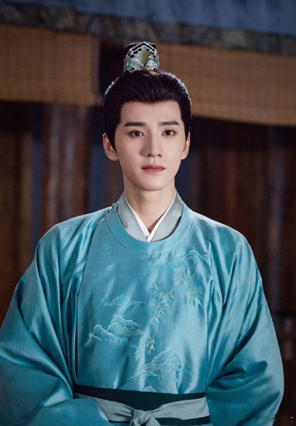 一个手握S+大女主剧，一个只能靠公司喂资源，王弘毅拿什么跟田曦薇比咖位？ 