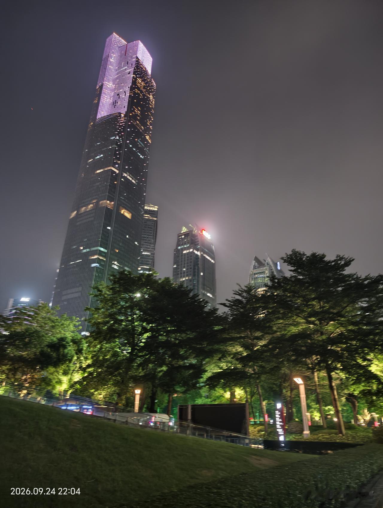 上周六特意等到七点半亮灯后蹲在广州塔底下拍了快一小时，翻相册挑不出最满意的那张。