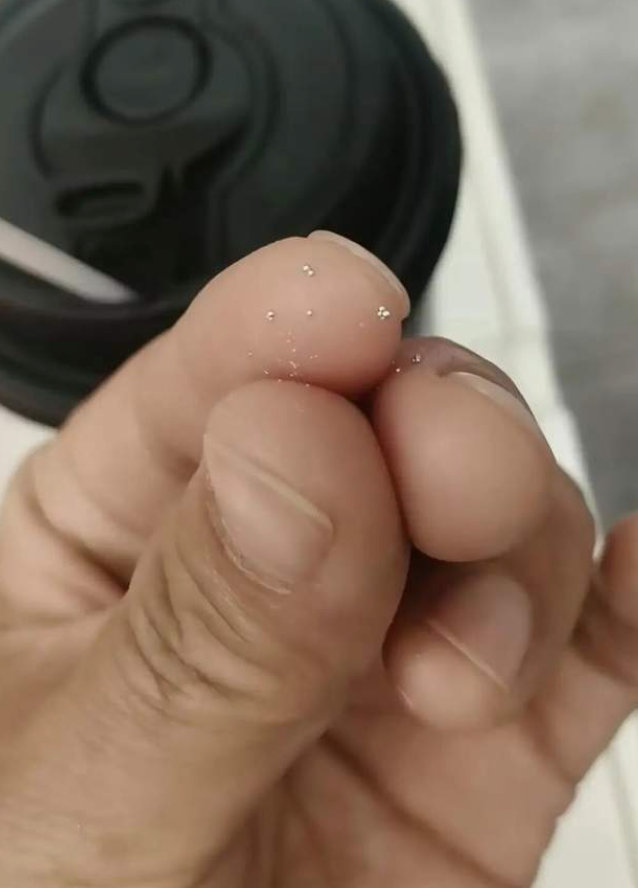 【 霸王茶姬水银门涉案人员已被控制】近日，安徽宿州张女士称，其在新茶饮品牌霸王茶