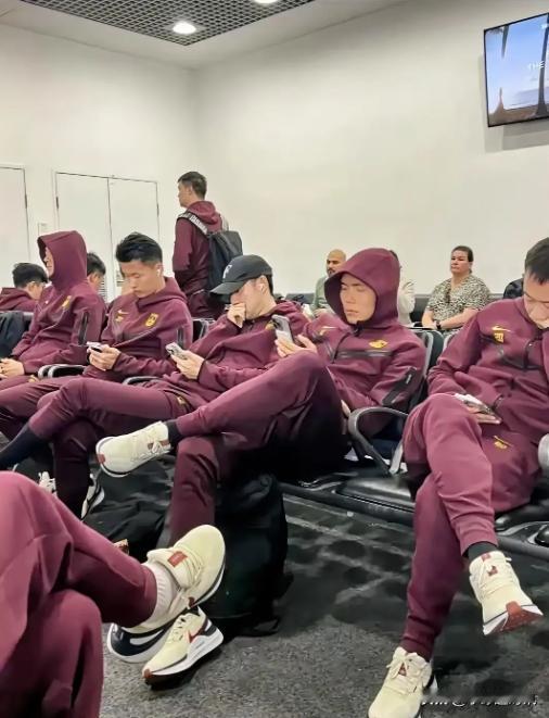 国足球员抵达澳大利亚第一件事，不是急于适应新环境，也不是紧张地准备即将到来的比赛