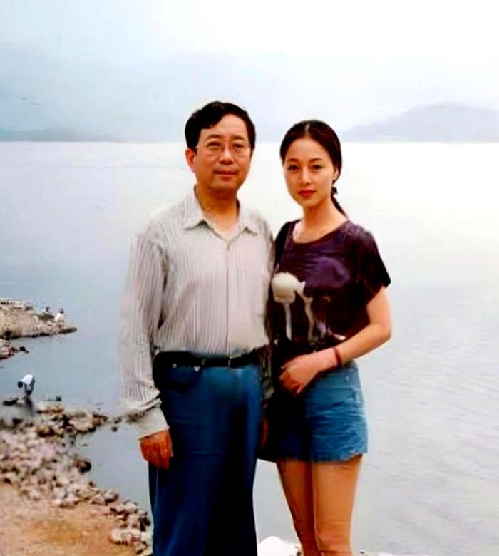 余秋雨和马兰，一晃都三十多年了。
 

当年，46岁的大学者娶了30岁的黄梅戏名