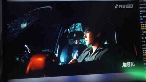 张真源无名氏双膝跪地 接连的首唱舞台充满新意，相思锁的吹笛段落尽显巧思，无名氏跪