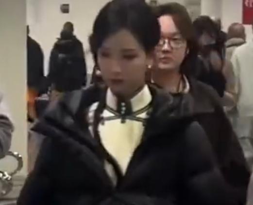 近日，陈都灵现身河北沧州吴桥，参与央视《2026年非遗晚会》的录制。
其录制路透