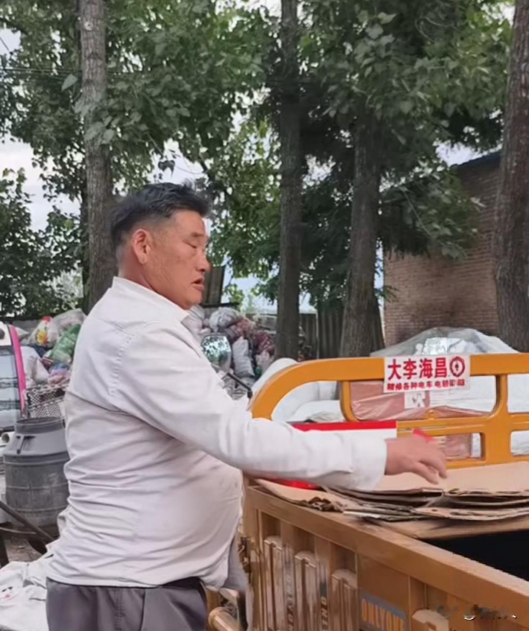 “大衣哥”朱之文攒了一年的破烂，一共卖了2000块钱。1毛钱也没有给自己留，全部