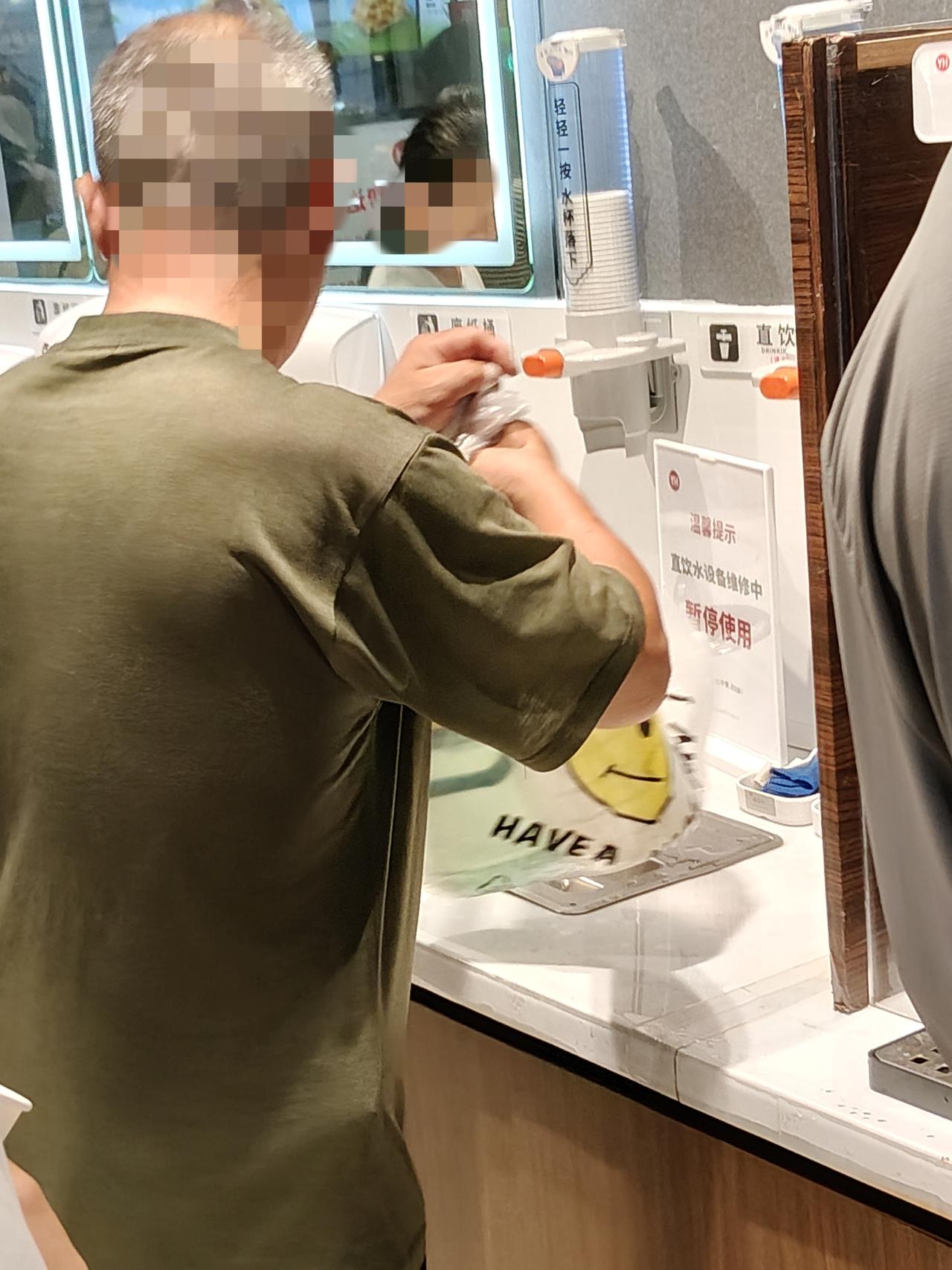 傍晚从哥家出来，顺路坐车去永辉超市购物。结完账走到出口处，本打算喝杯免费凉茶解暑