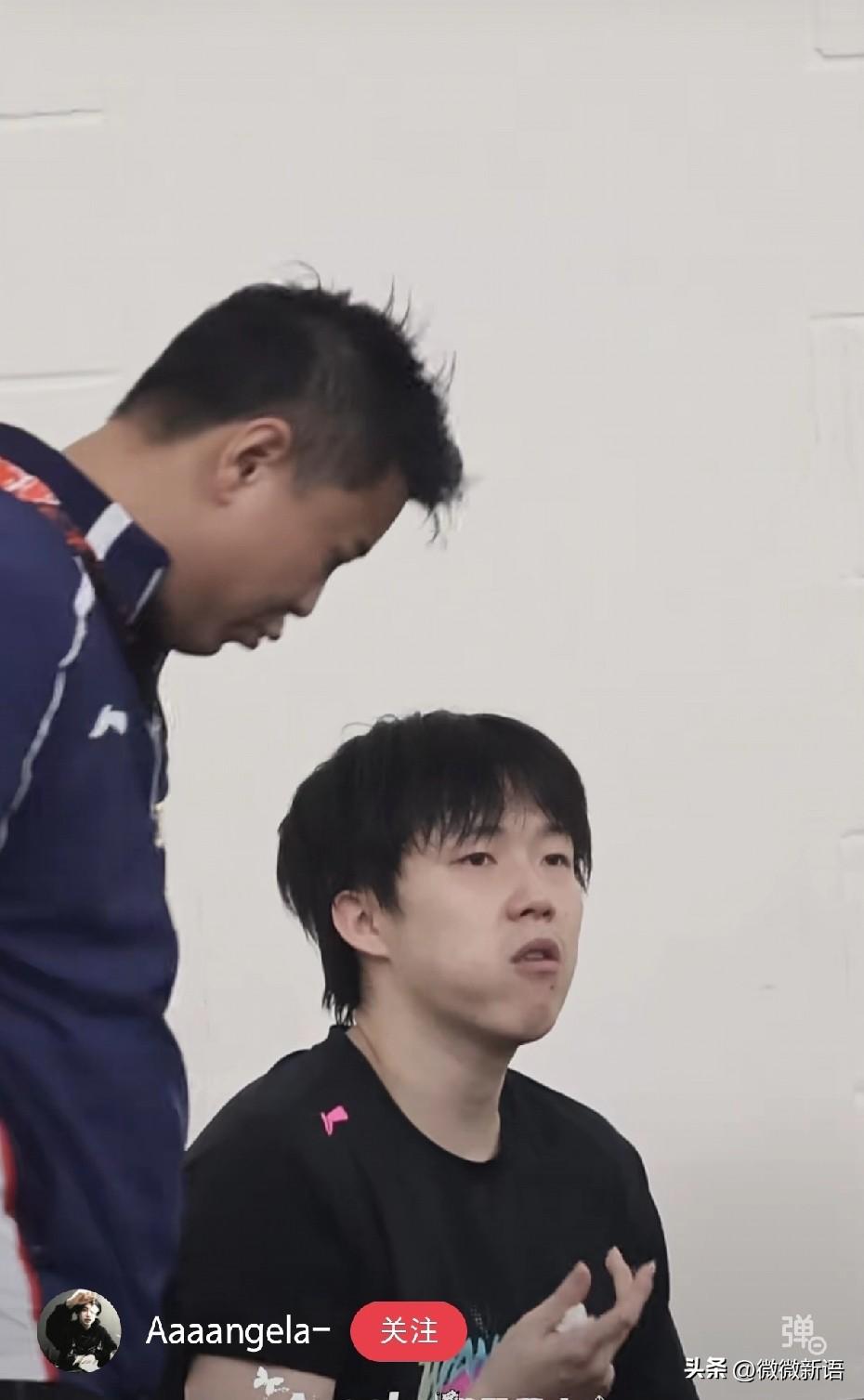 能怎么办呢，吃完香蕉继续练。
王楚钦也没招了，看到林诗栋输给小布后，又起来打开球