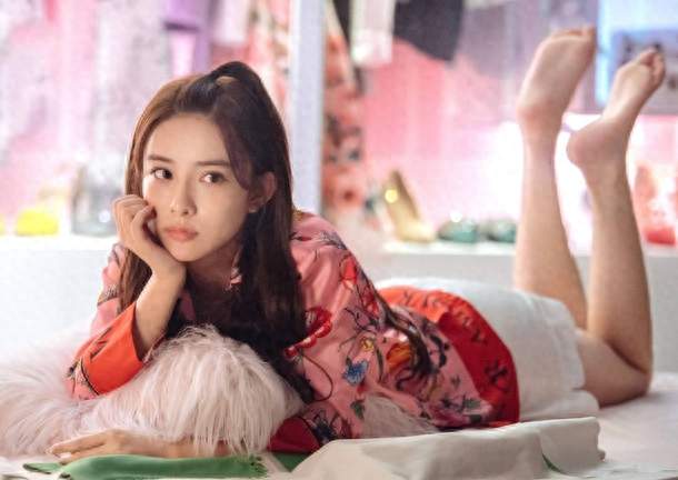 孟子义光脚写真意外出圈，舒展自然的脚型成新亮点