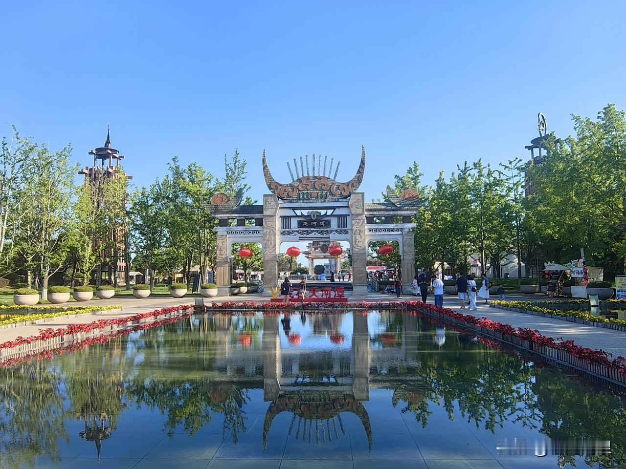 《黔行游记》      

黔行七日桂秀伴，
青岩天河潭水潺。
黄果瀑声震天吼，