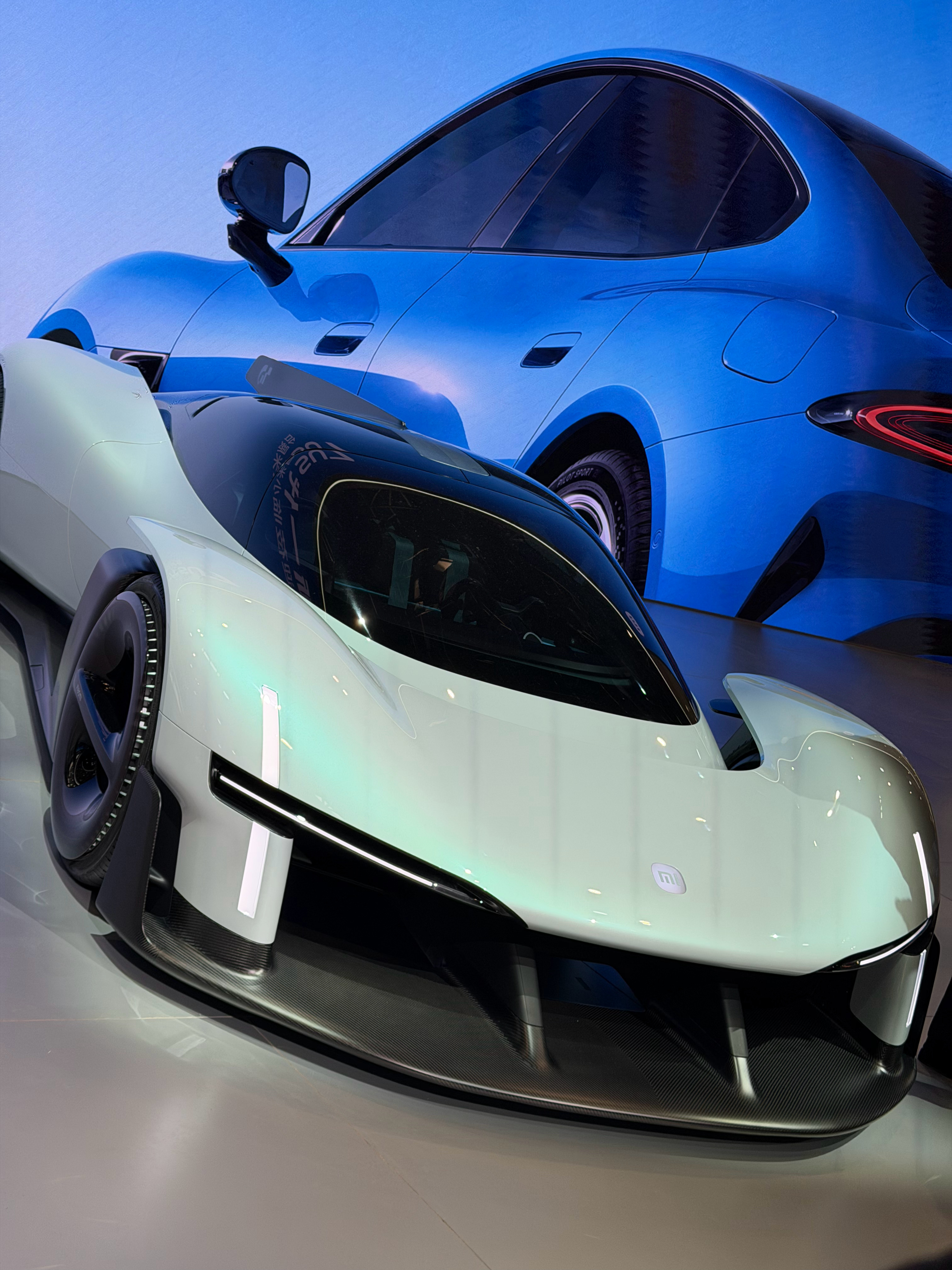 2026北京车展 整个车展就数小米最贴心，进展台小姐姐就热情的递上了矿泉水，解我