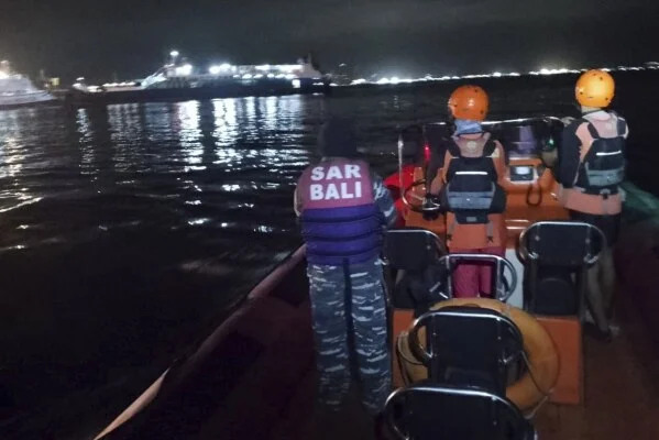 惊险！印尼一艘载有65人的船在巴厘海峡沉没