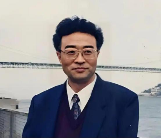 他叫刘铁骑，大贪官刘青山的儿子，1952年，刘青山因贪污171.63亿旧币被执行