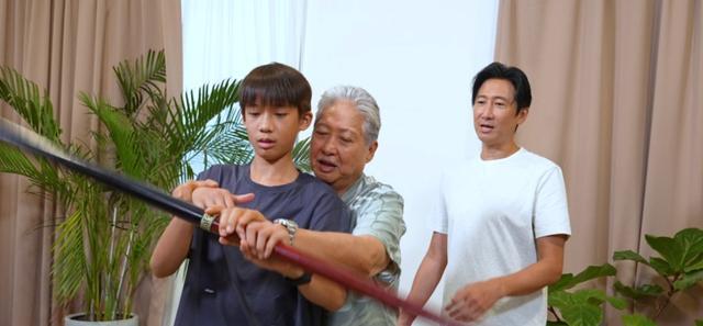 洪金宝偷吃炸鸡被亲孙当众拆穿，洪大仁高颜值抢镜，洪天明吃醋 