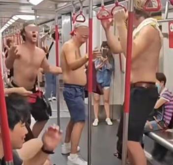 [太阳]港铁再曝离谱乱象！外籍男子赤裸上身骚扰乘客无人管，双标底线彻底崩塌。
