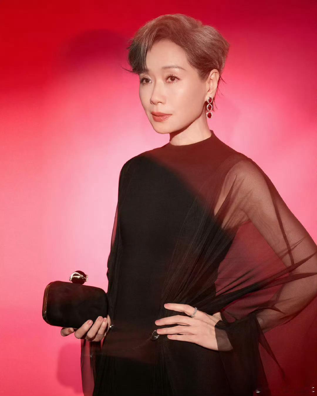 叶童加盟声鸣远扬冠军诞生夜哇塞!影后叶童惊喜加盟啦!她作为乘风破浪新一代冠军，自