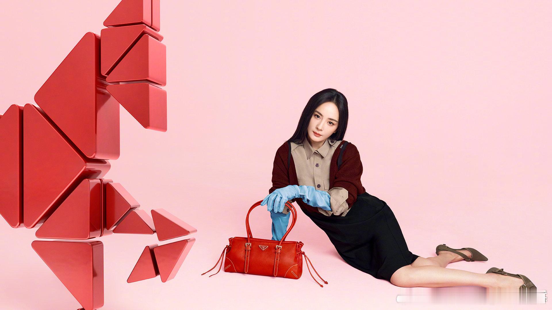 杨幂和Prada的适配不仅仅在于时尚气质契合，而且也是杨幂这位长虹数十年、依然关