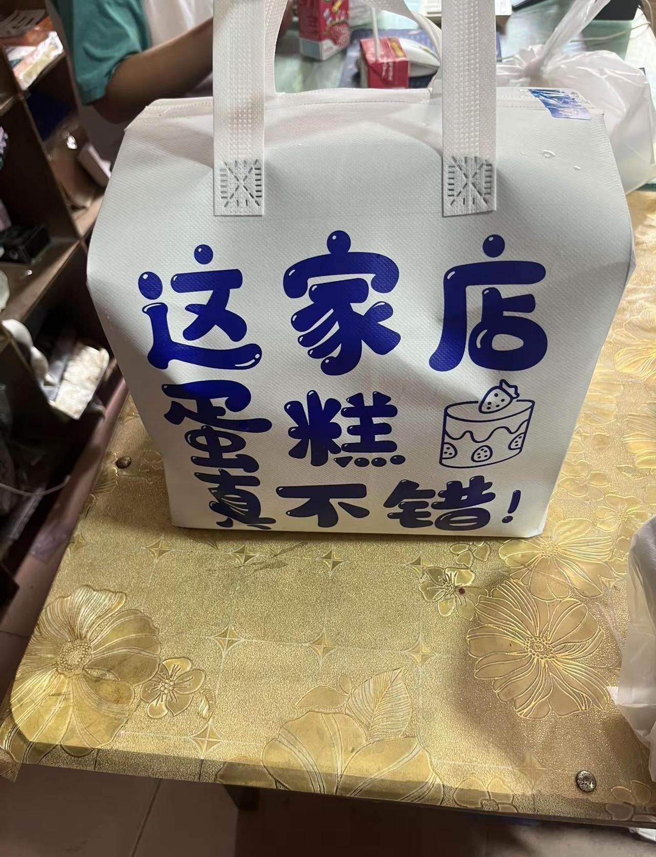 我的女孩8岁啦，会跟我顶嘴了，会跟我吹牛了，说长大了要给我买大房子，项链手镯，给
