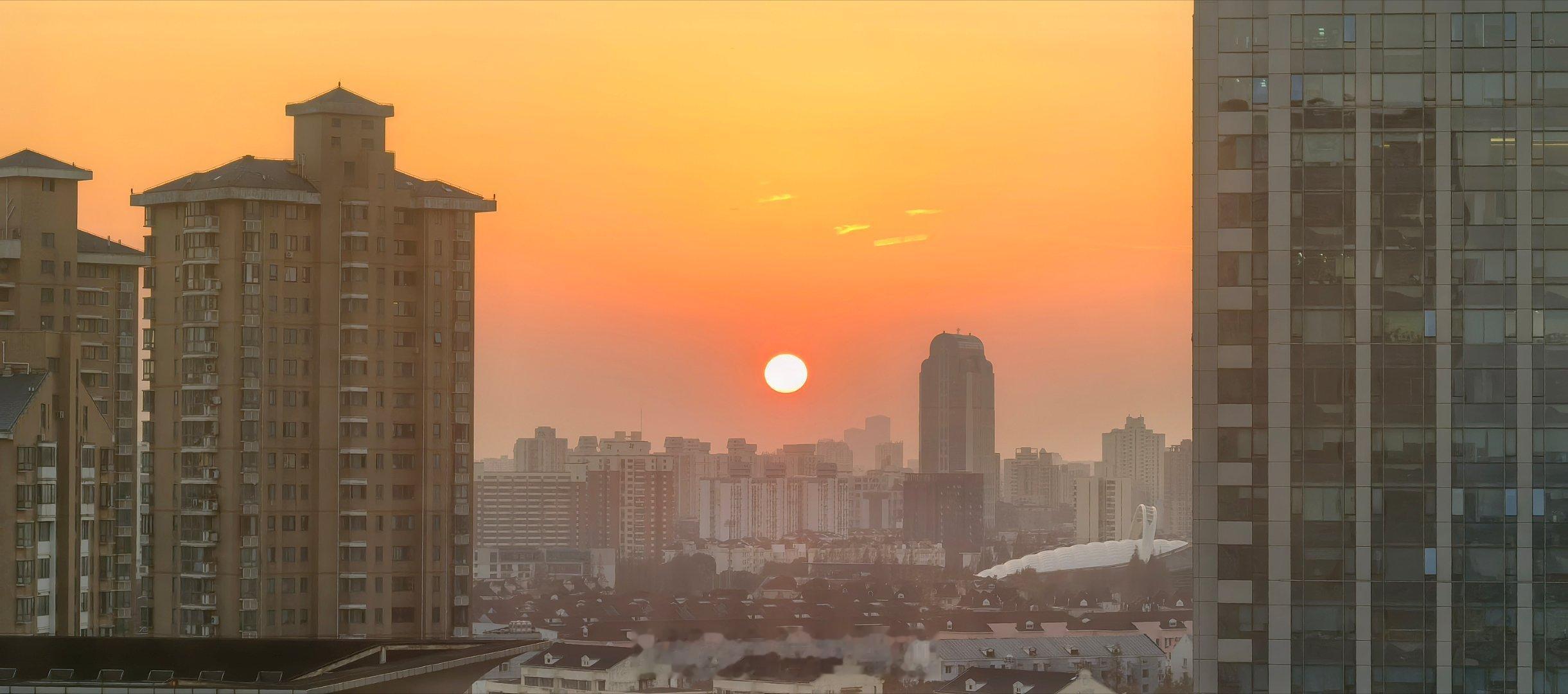 再过几分钟，这轮红日就掉下去了，又一个充实的一周结束了，朋友们周末快乐 