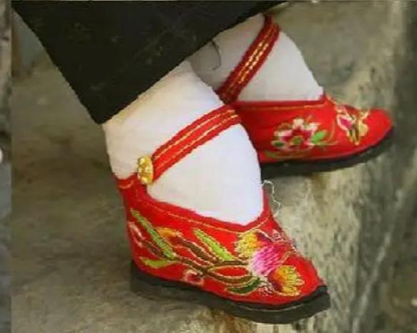 中医路在何方？

中医和气功武术国学齐名，号称四大非物质文化遗产，讲究说学逗唱，
