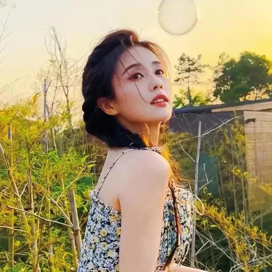 午后微风轻拂，少女轻倚竹篱，梦幻泡泡飘浮公园少女风 梦幻山间漫步 薄纱少女风 花