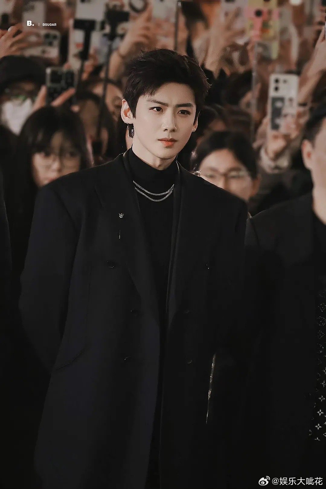 白敬亭卡地亚线下活动还是太全面了造型致敬难哄跨年大衣，这个造型也太帅了