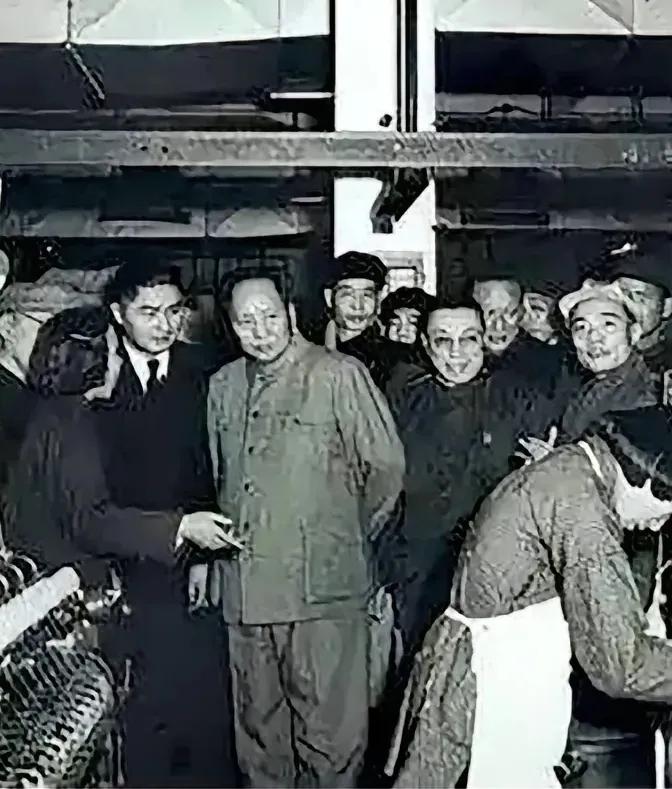 毛主席上海参观纺织厂！
