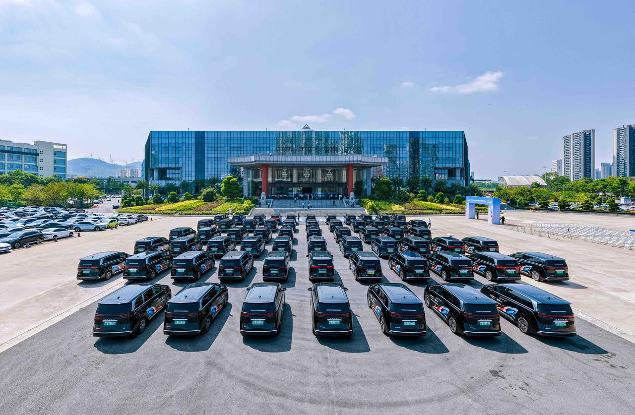 中国腾势”APEC官方指定用车首批发车仪式在深圳腾势总部举办。整座城市氛围感直接