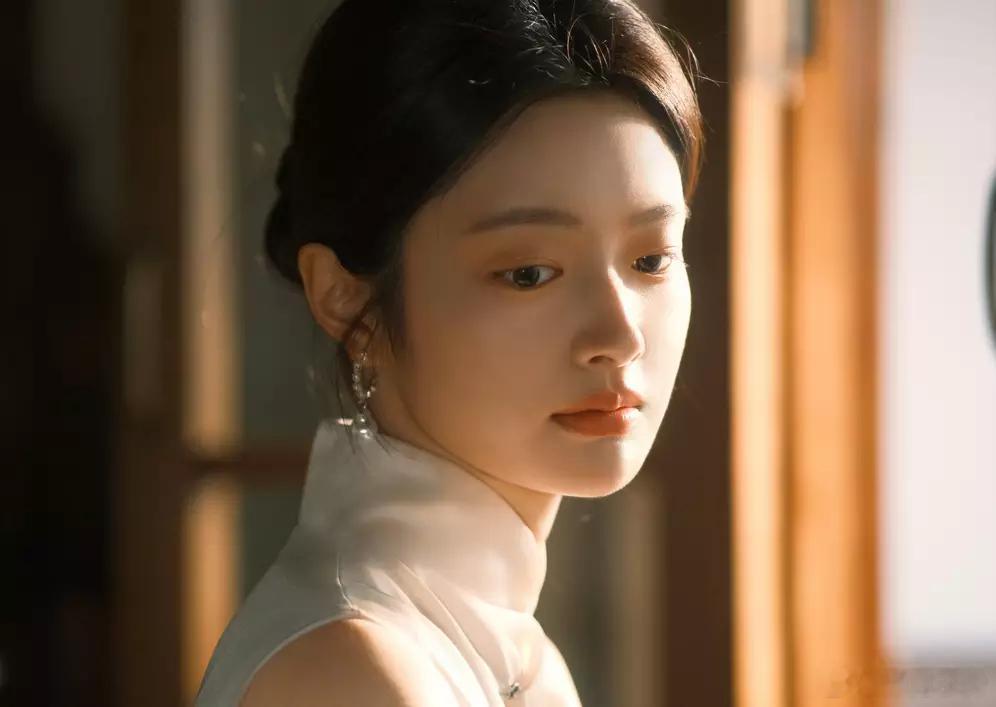 分享娱乐[超话]分享娱乐 徐若晗穿刺绣旗袍端庄优雅 轻撩珠帘温柔恬静 ​​​