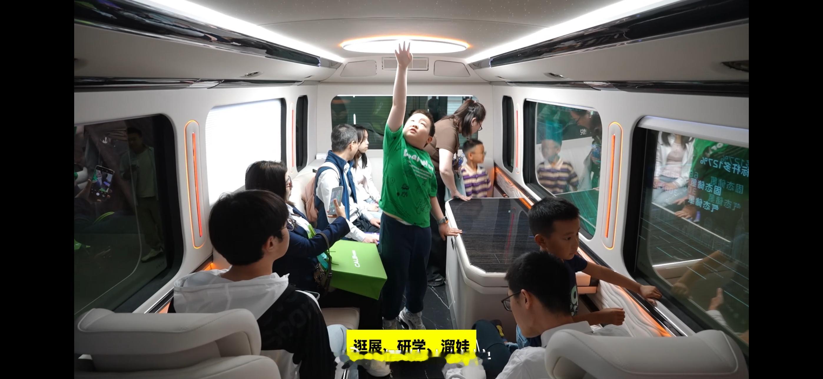 普通人长见识最快的方式普通人不用刻意追赶别人，好好沉淀自己就够了。看展拓宽审美眼