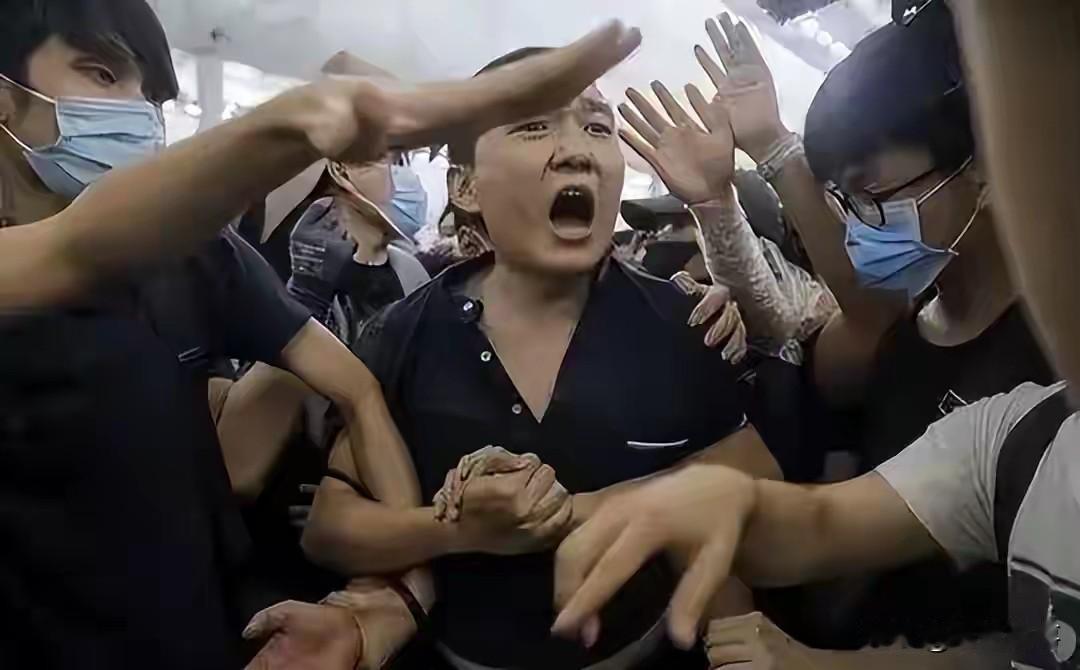 “向14亿国人道歉！”乱港暴徒在法庭上大喊：是美国间谍指使的。

香港暴徒赖云龙