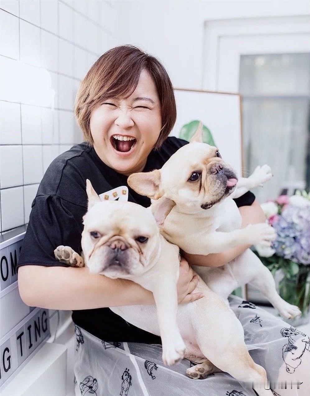 胖胖的贾玲自带讨喜的亲和力，圆乎乎的模样满是喜感，一笑就让人觉得温暖又亲切，那是