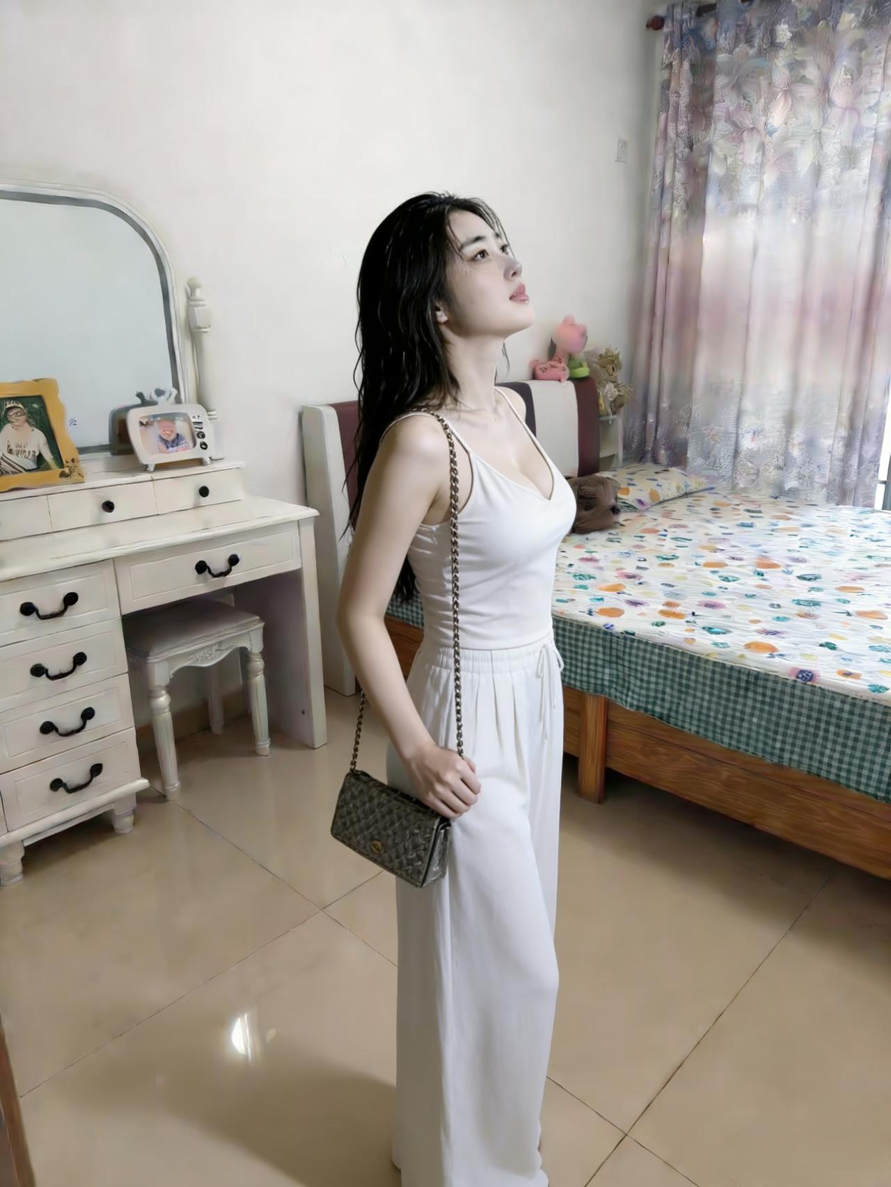 她站在那里，就是一首鲜活的短诗。