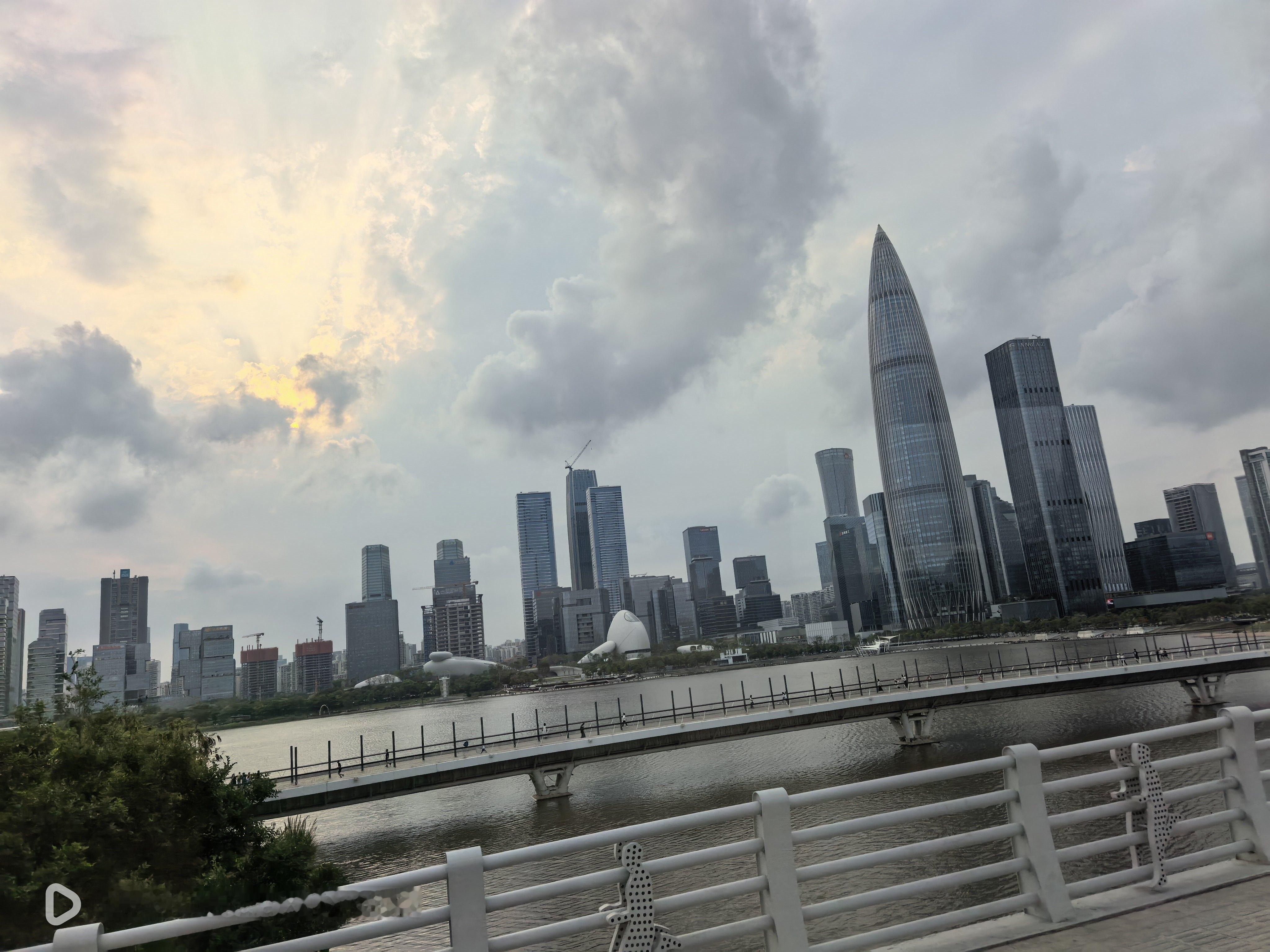 深圳是真有豪华精致都市的感觉……有这个感觉的，在国内就是上海和深圳了……其他都有