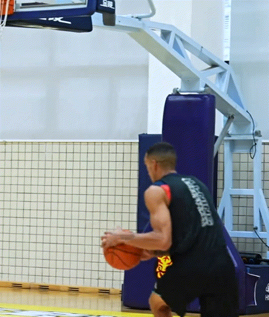 张皓嘉：怎么一堆人在天上飞来飞去的？双外援完成首堂训练课啦 