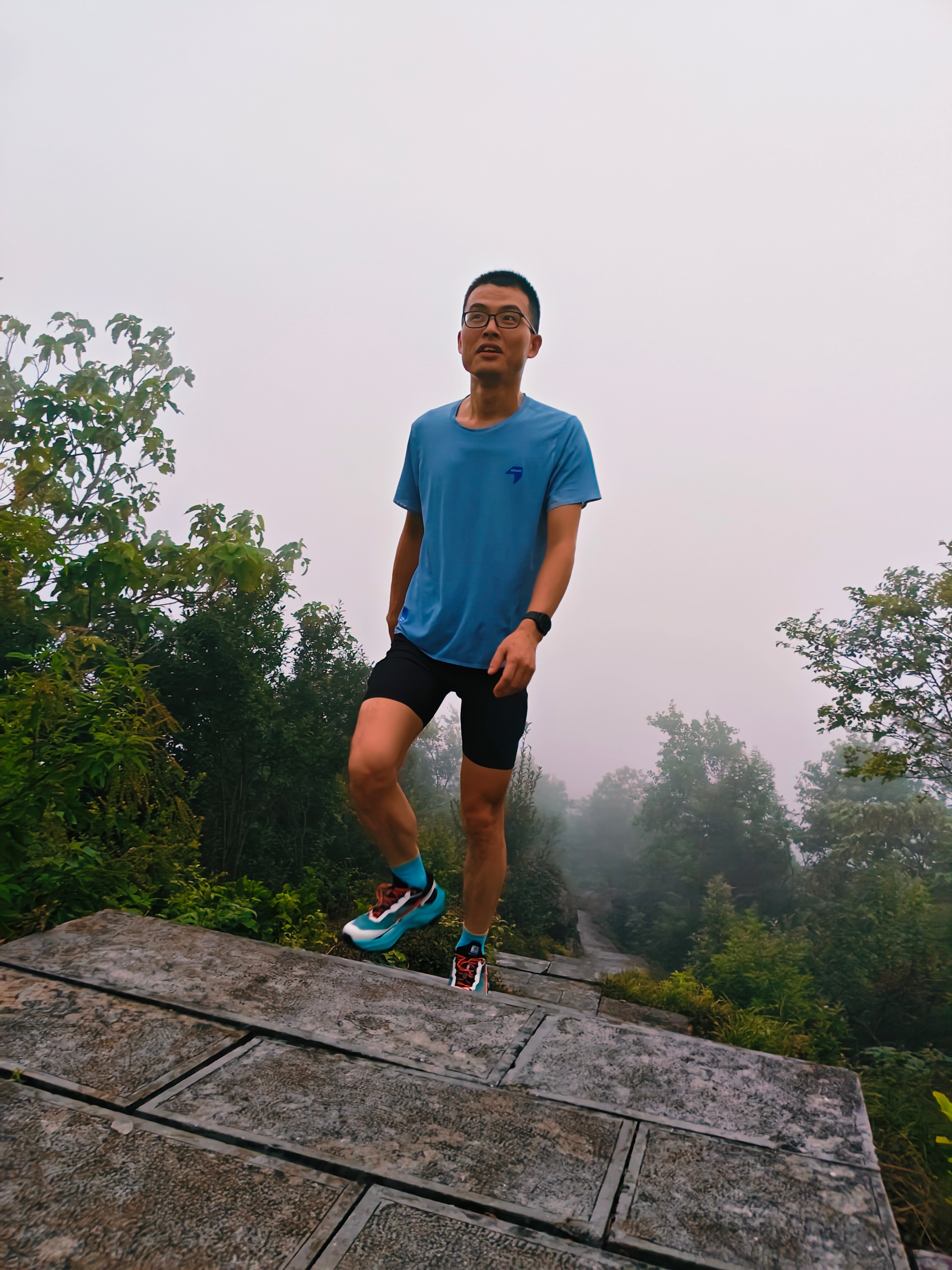 跑步[超话]相看两不厌，只有敬亭山跑步即刻开跑 山顶大雾，没有跑折返所以没有拍到