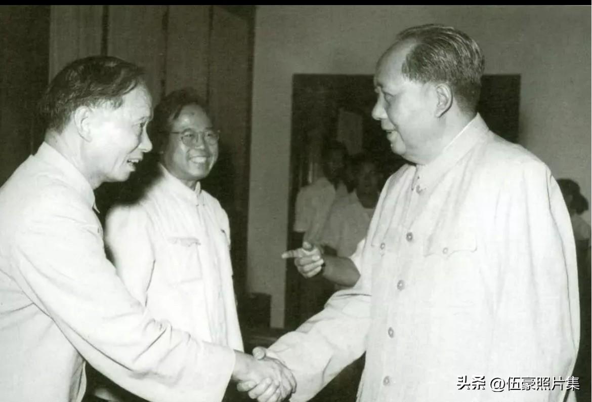 新中国建立后，毛泽东和季方握手的老照片。季方同志是中国农工民主党（其前身为中国国