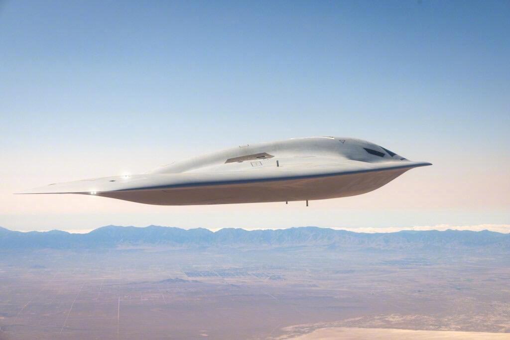 美军下一代隐身战略轰炸机B-21“突袭者”试飞。造型像缩小版B-2，上了新的隐身