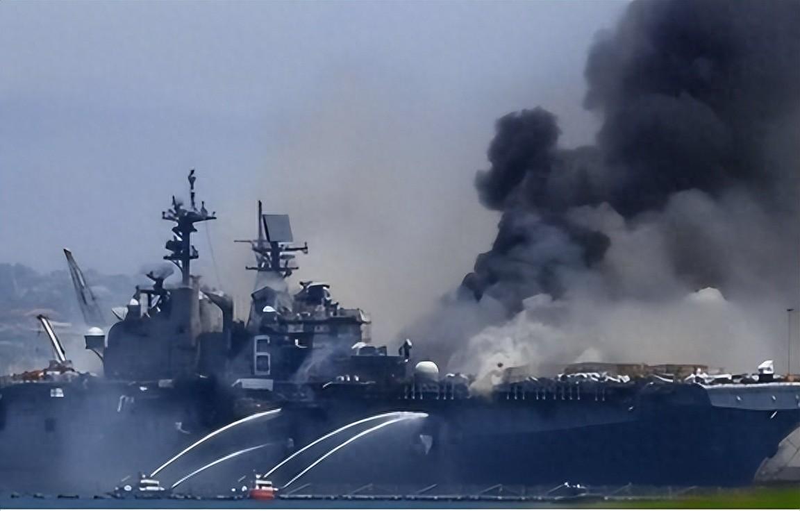 福特号一场火，直接把美国航母体系的老底照出来了。原本它是要去中东接替林肯号的，结