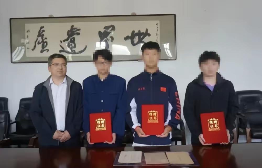当前，敌特，内奸，卖国贼活动十分猖獗。浙江，江苏，河南三少年，无偿捐赠日本侵华资