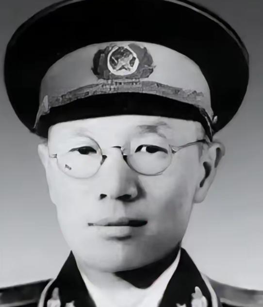 南京保卫战，全团打光，他一个人活着爬出来。被蒋介石下令秘密枪决，他翻墙跑了。被日