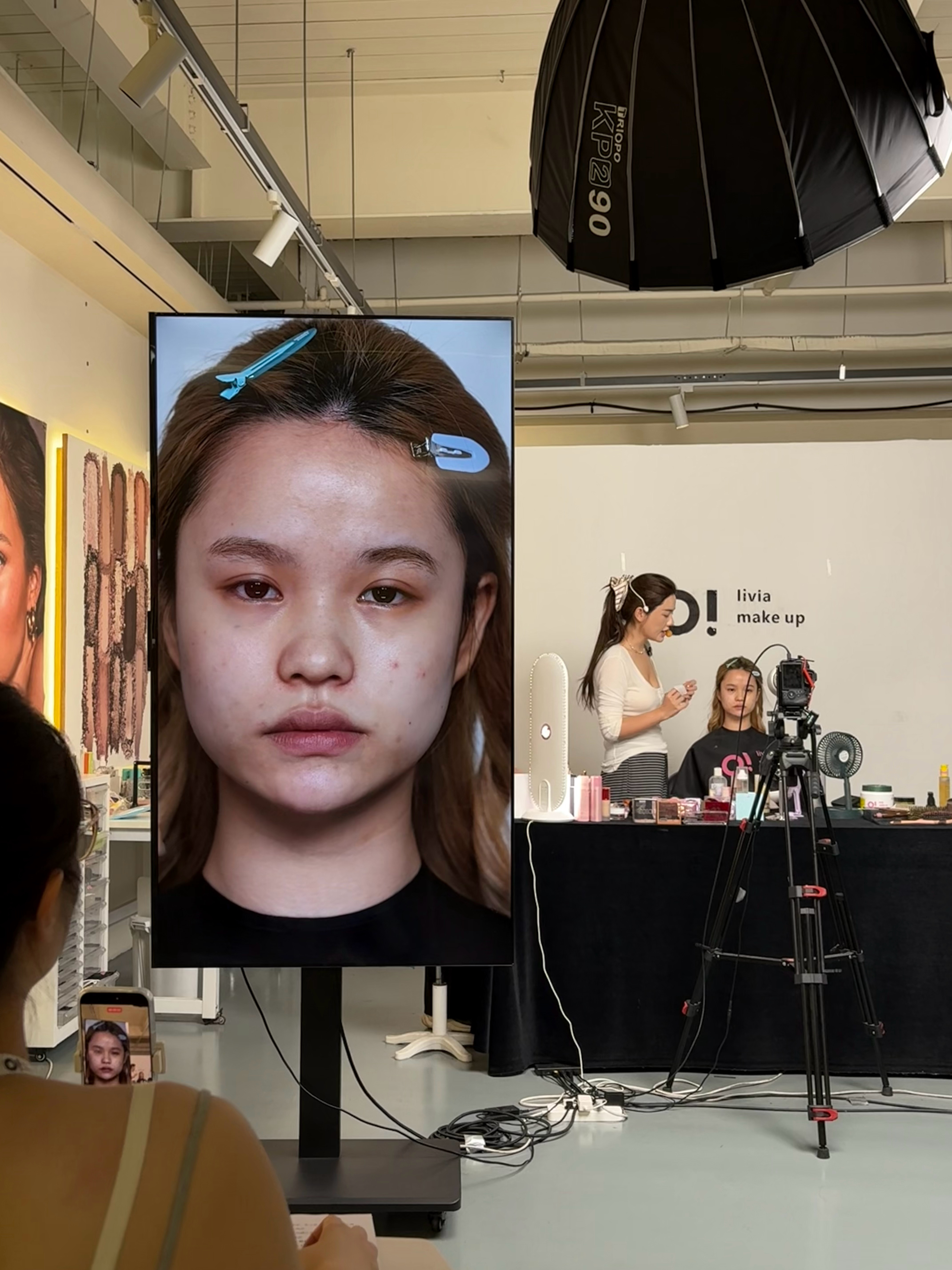 开始了第二天的课程！今天是实操课，化美式白开水妆容，核心练底妆，上午老师示范，下