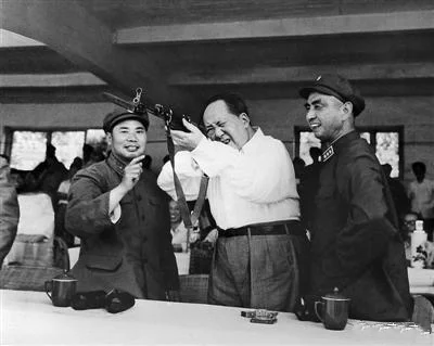 建国以后，毛主席唯一一次拿枪照片