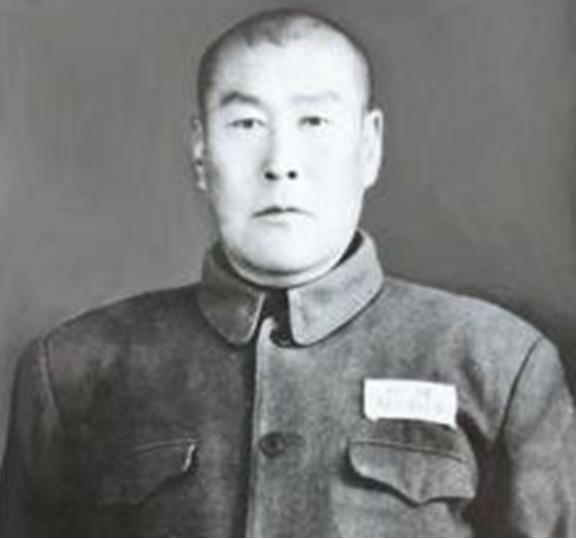 1942 年，游击队长甄凤山半夜趁女战士熟睡之时，潜入到她的房间，而原因竟是她从