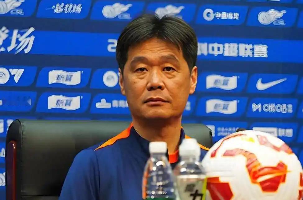 津门虎可以请保级大师级主帅李霄鹏！因为李霄鹏带队保级经验非常丰富！临场办法也很多