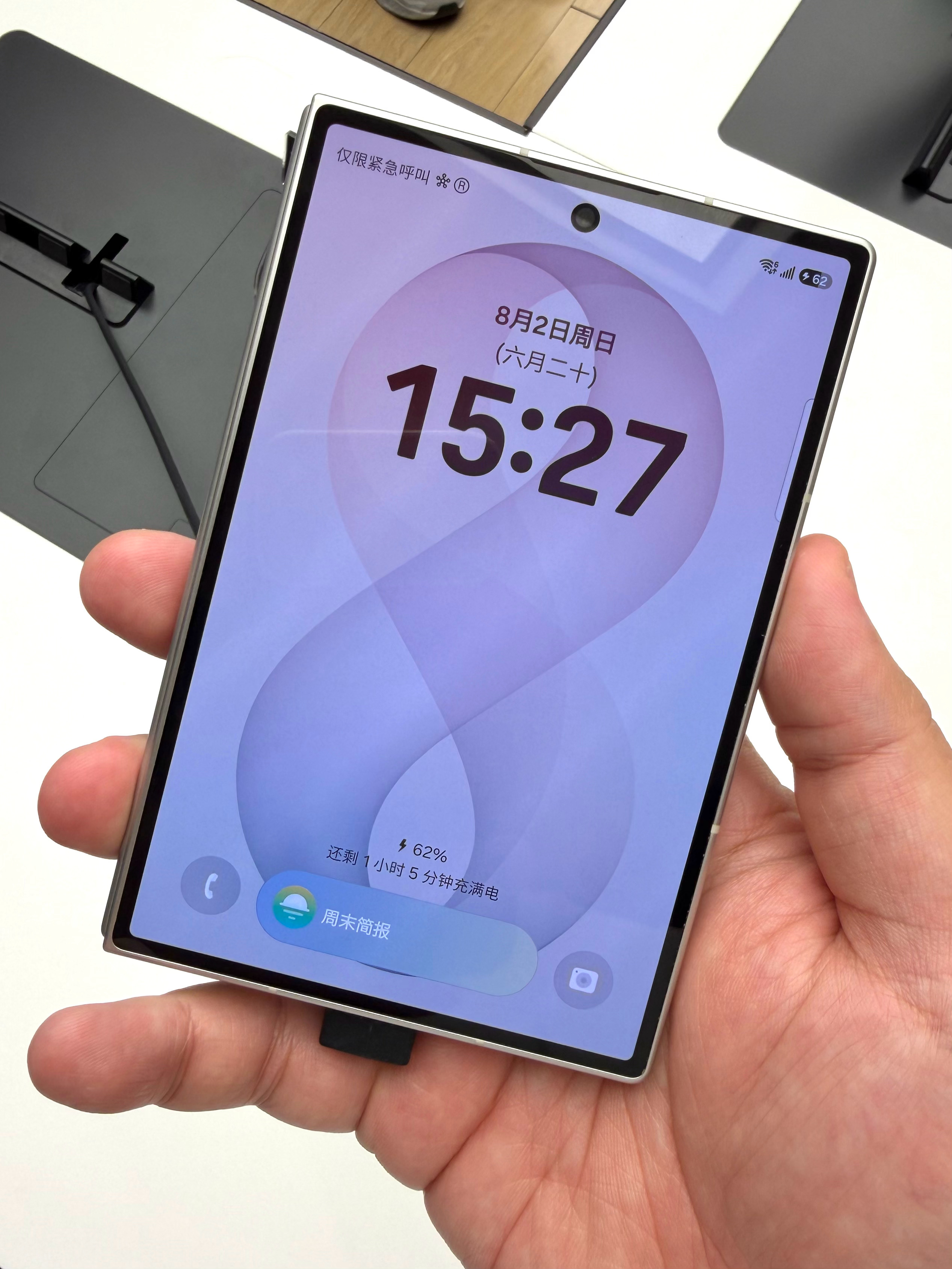 兄弟们，我是真的喜欢Galaxy Z Fold 8，尤其是这个直角边，太帅了。 