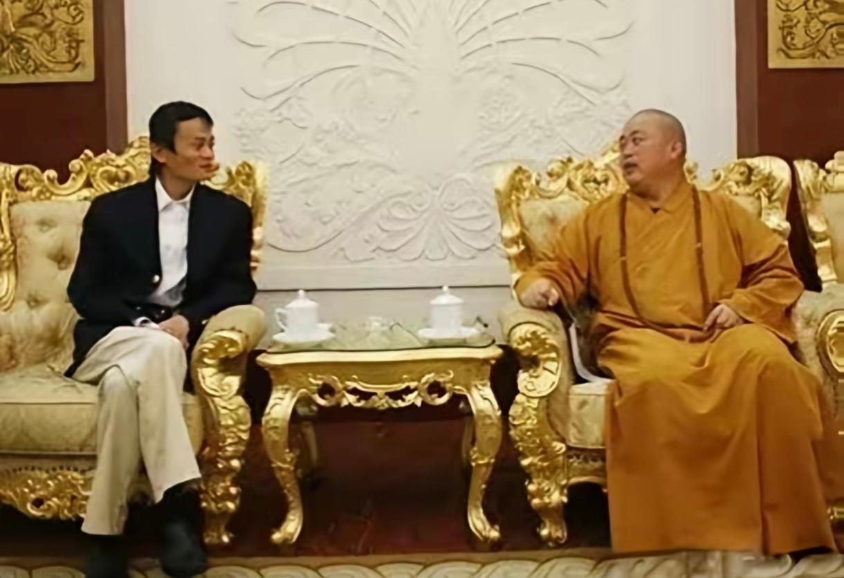 奇了怪了，跟马总曾经合影并拼命挤进马总顶级人脉圈的释某信，许某印，赵什么薇，王什