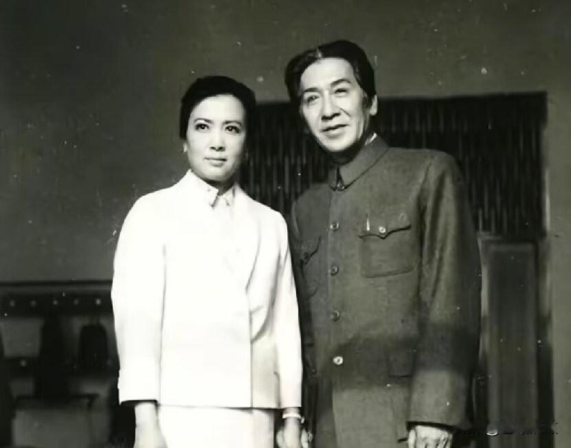 影片《第二次握手》“苏冠兰”与“丁洁琼”

这是1980年，北京电影制片厂拍摄的